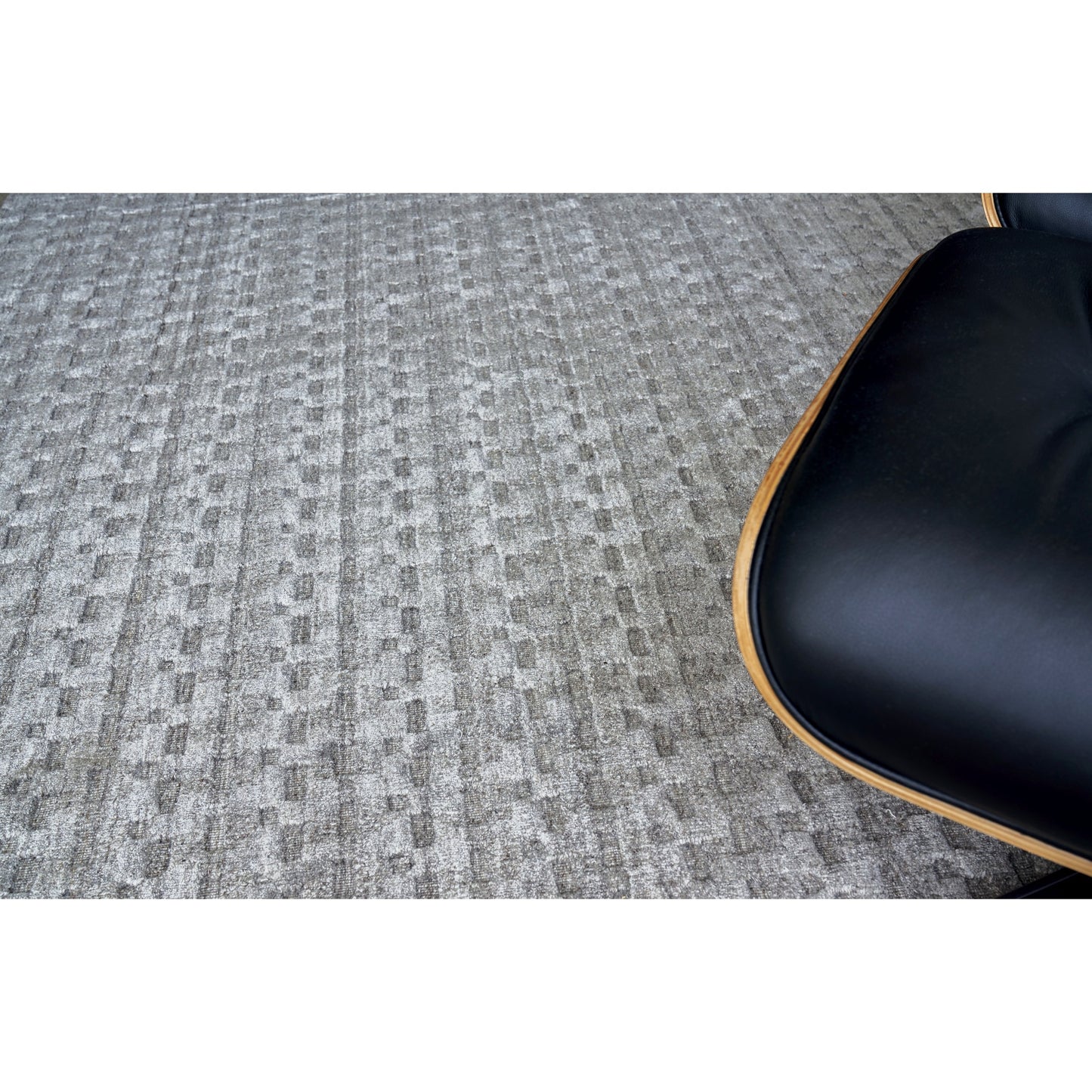 003 SI-1828780,SI-1828781,SI-1828782,SI-1828783,SI-1828784,SI-1828785 | Closeup | Monroe Silk Rug - Taupe by Exquisite Rugs in taupe. Made from bamboo silk in a unique style.