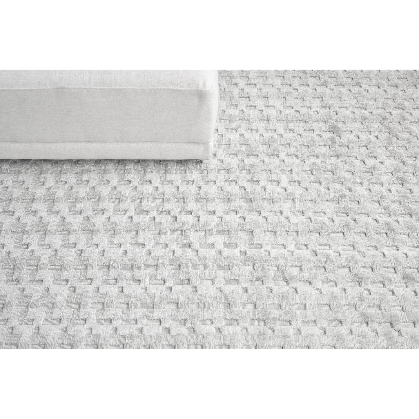 005 SI-2222007,SI-2293656,SI-2384023,SI-2384024 | Lifestyle | Monroe Silk 3970 Rug by Exquisite Rugs in ivory. Made from bamboo silk in a unique style.