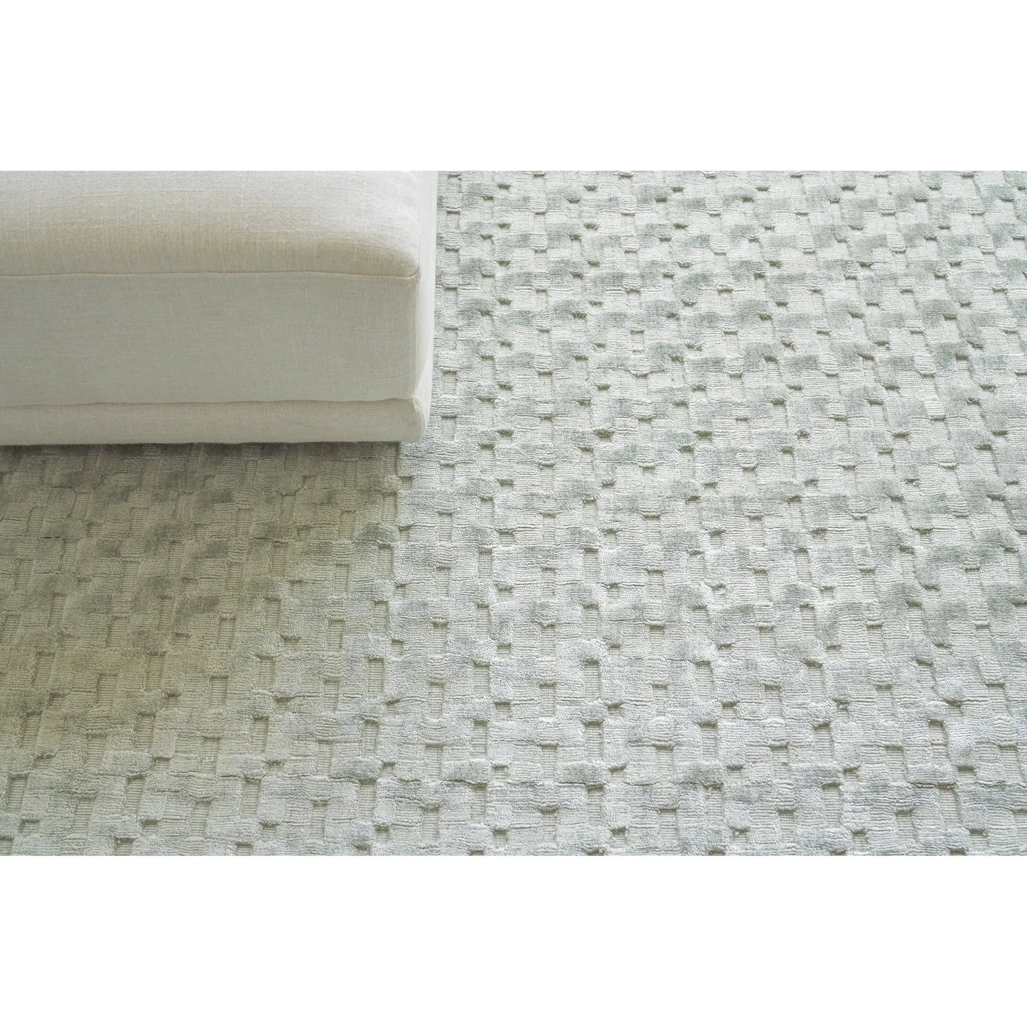 006 SI-2222007,SI-2293656,SI-2384023,SI-2384024 | Lifestyle | Monroe Silk 3970 Rug by Exquisite Rugs in ivory. Made from bamboo silk in a unique style.