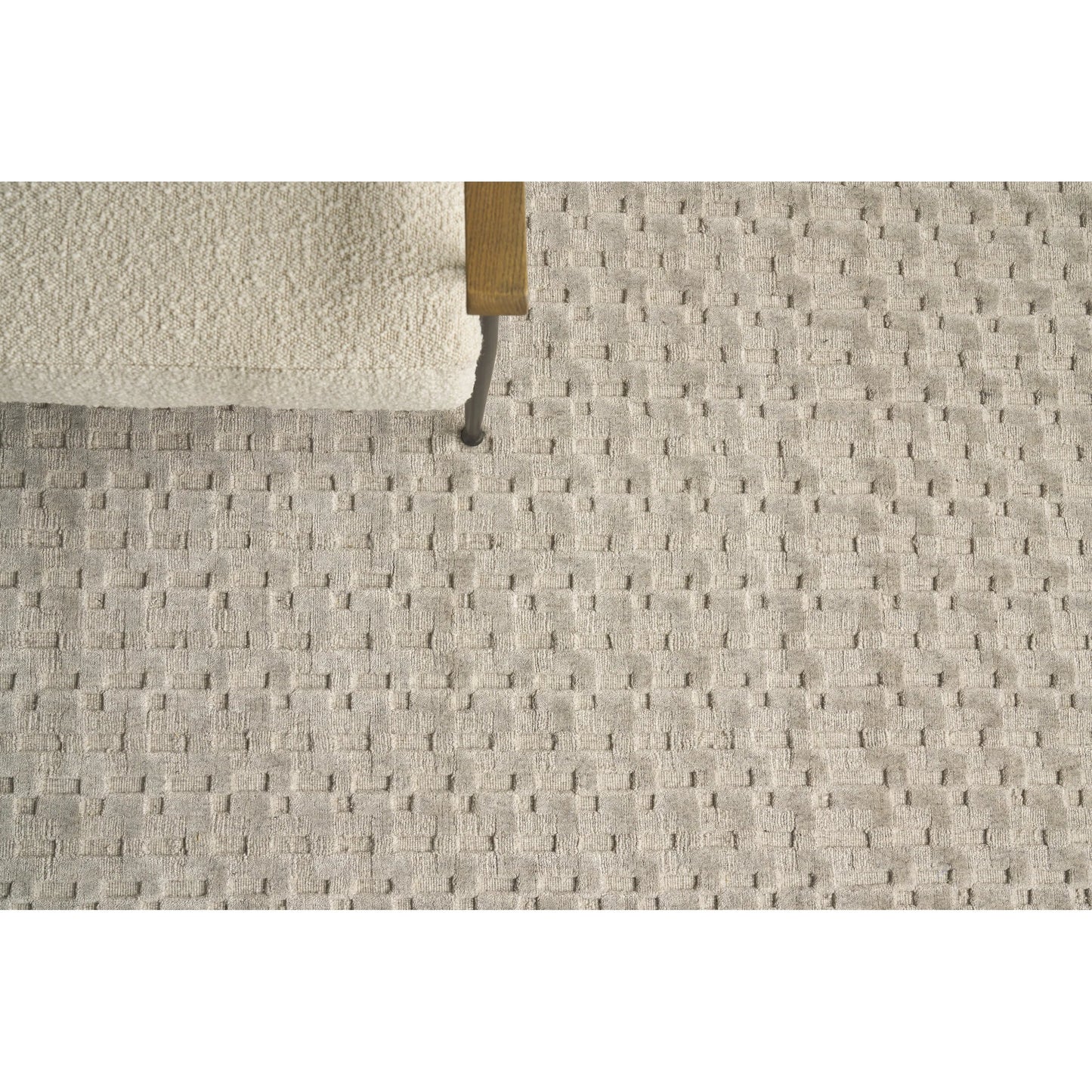 006 SI-2222008,SI-2293657 | Lifestyle | Monroe Silk 3971 Rug by Exquisite Rugs in light taupe. Made from bamboo silk in a unique style.