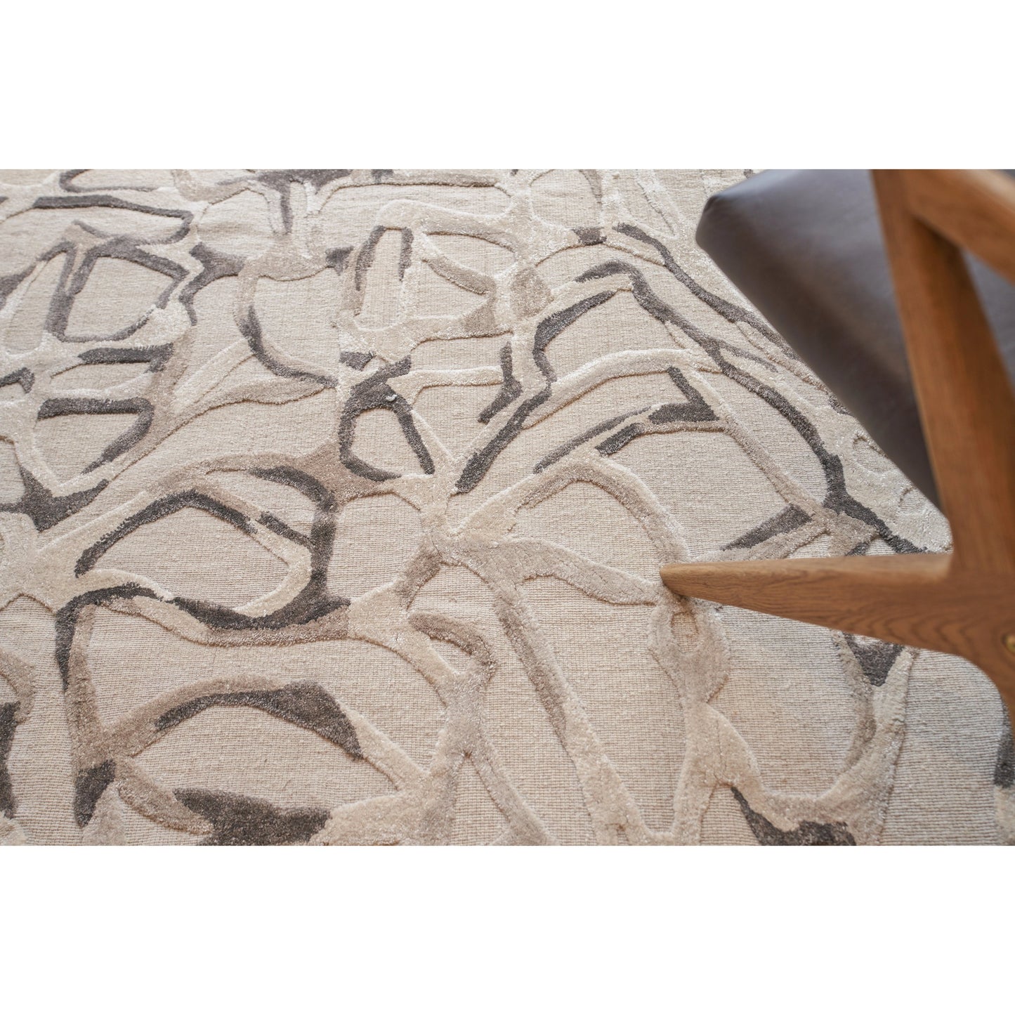 005 SI-2101260,SI-2101261 | Lifestyle | Goudy 4347 Rug by Exquisite Rugs in brown, cappucino, cream. Made from wool, bamboo silk in a unique style.