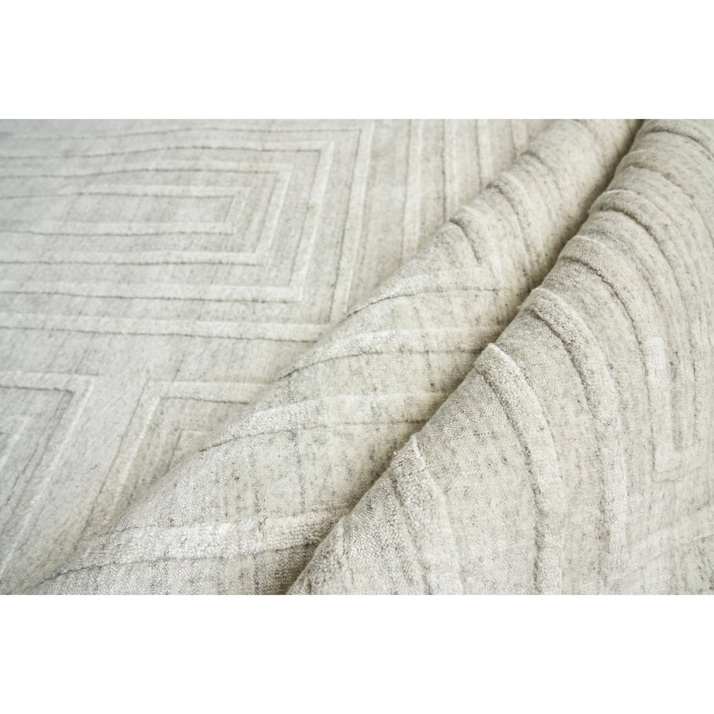 004 SI-2101270,SI-2293701 | Closeup | Castelli 4351 Rug by Exquisite Rugs in ivory. Made from bamboo silk, wool in a unique style.
