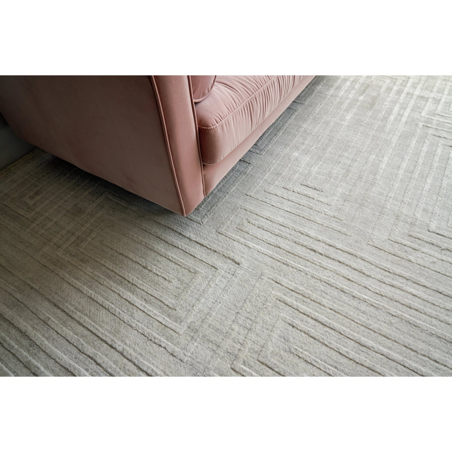 006 SI-2101270,SI-2293701 | Lifestyle | Castelli 4351 Rug by Exquisite Rugs in ivory. Made from bamboo silk, wool in a unique style.
