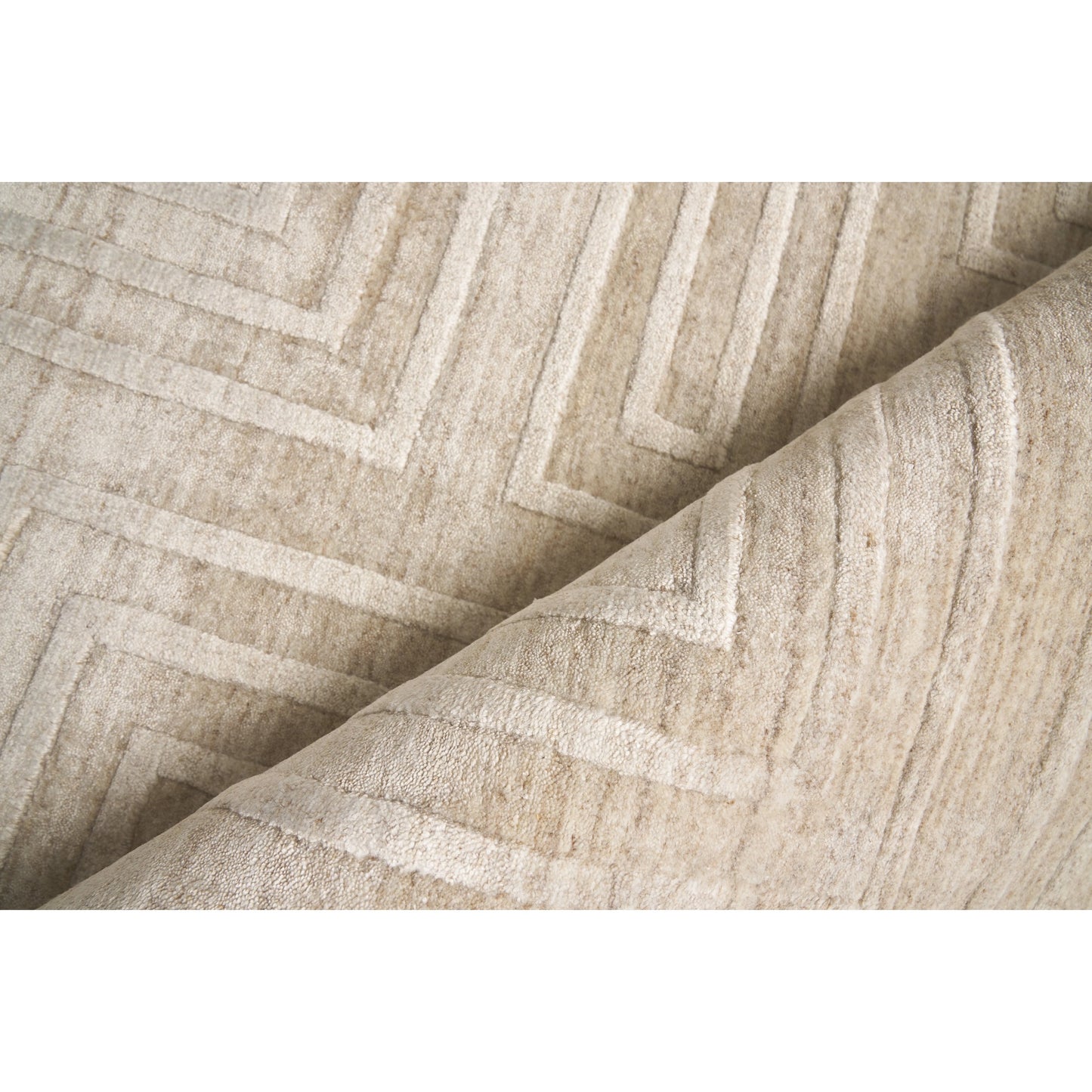 004 SI-2101271 | Closeup | Castelli 4352 Rug by Exquisite Rugs in light beige. Made from bamboo silk, wool in a unique style.