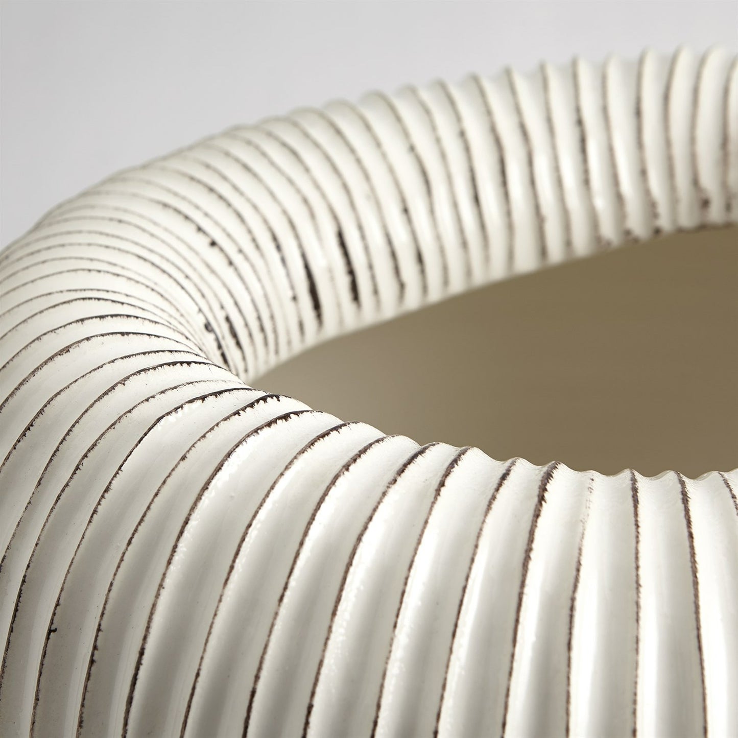 004 SR-891338 | Closeup | Baleen Cachepot by Global Views in ivory. Made from ceramic in a coastal style.