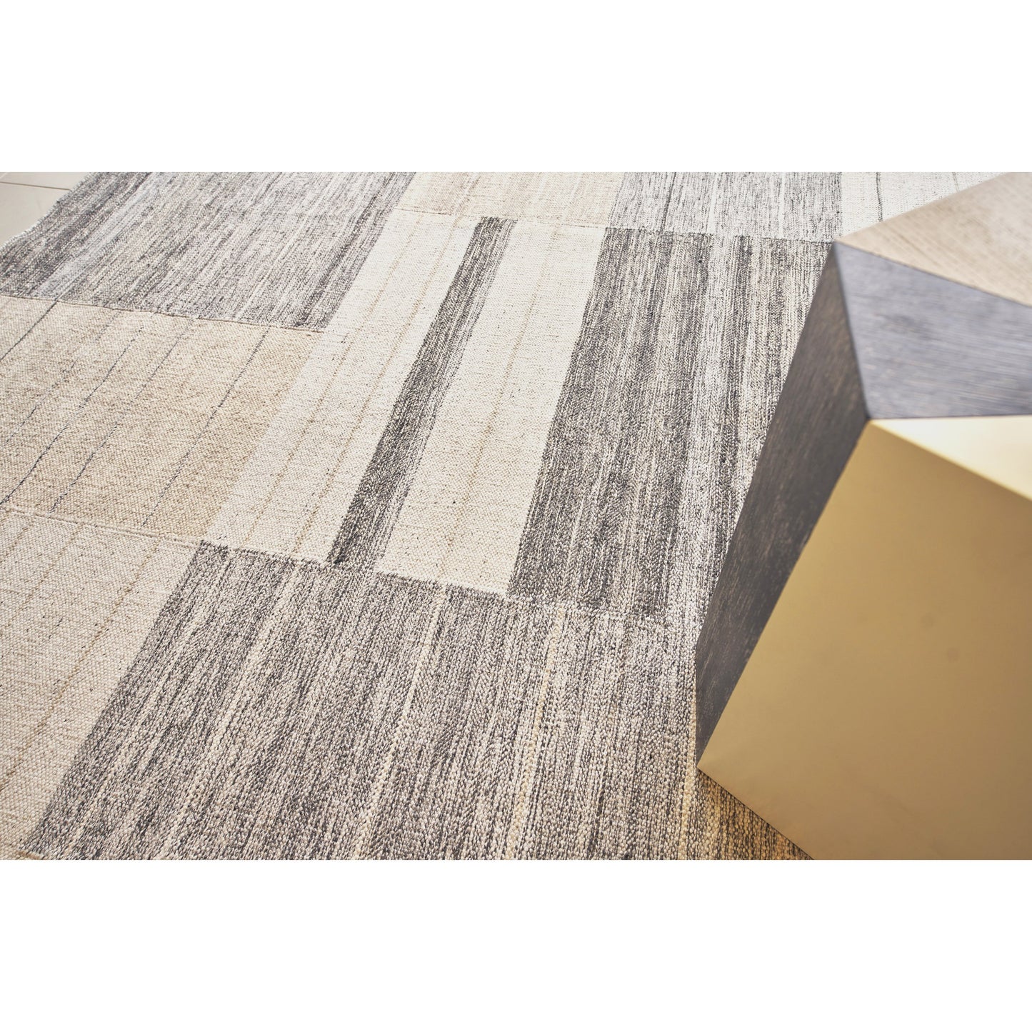 009 SI-1829766,SI-1829767,SI-1829768,SI-1829769,SI-1829770,SI-1829771 | Lifestyle | Scandinavian 4591 Rug by Exquisite Rugs in taupe, gray. Made from new zealand wool in a unique style.