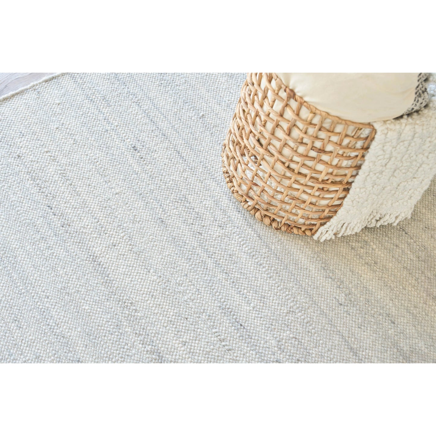 005 SI-2101291,SI-2222084,SI-2293719 | Lifestyle | Tocayo 4596 Rug by Exquisite Rugs in ivory, light blue. Made from new zealand wool in a unique style.