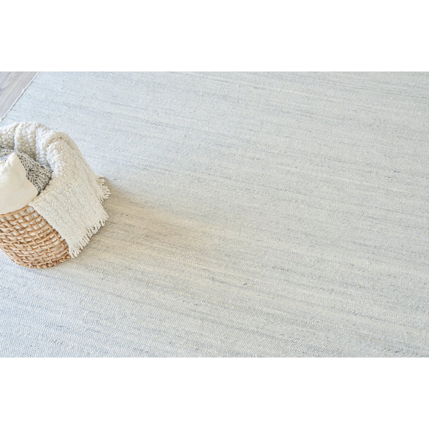 006 SI-2101291,SI-2222084,SI-2293719 | Lifestyle | Tocayo 4596 Rug by Exquisite Rugs in ivory, light blue. Made from new zealand wool in a unique style.