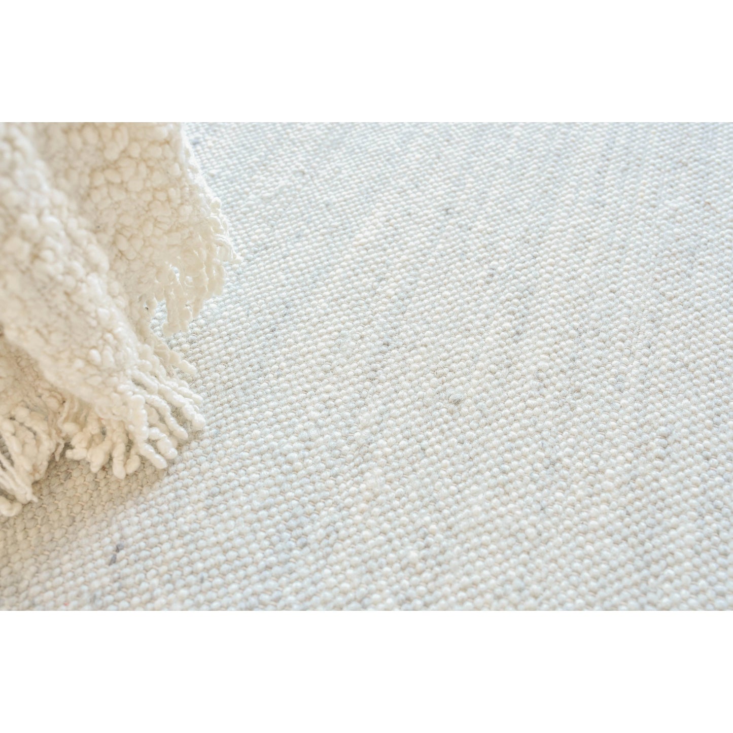007 SI-2101291,SI-2222084,SI-2293719 | Lifestyle | Tocayo 4596 Rug by Exquisite Rugs in ivory, light blue. Made from new zealand wool in a unique style.