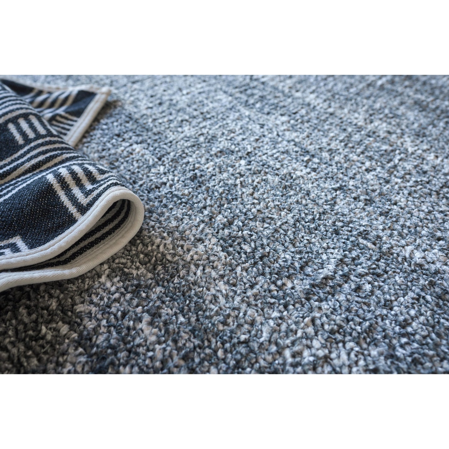 007 SI-1975372,SI-1975373,SI-1975374,SI-1975375 | Lifestyle | Plush 4663 Rug by Exquisite Rugs in charcoal. Made from bamboo silk, wool in a unique style.