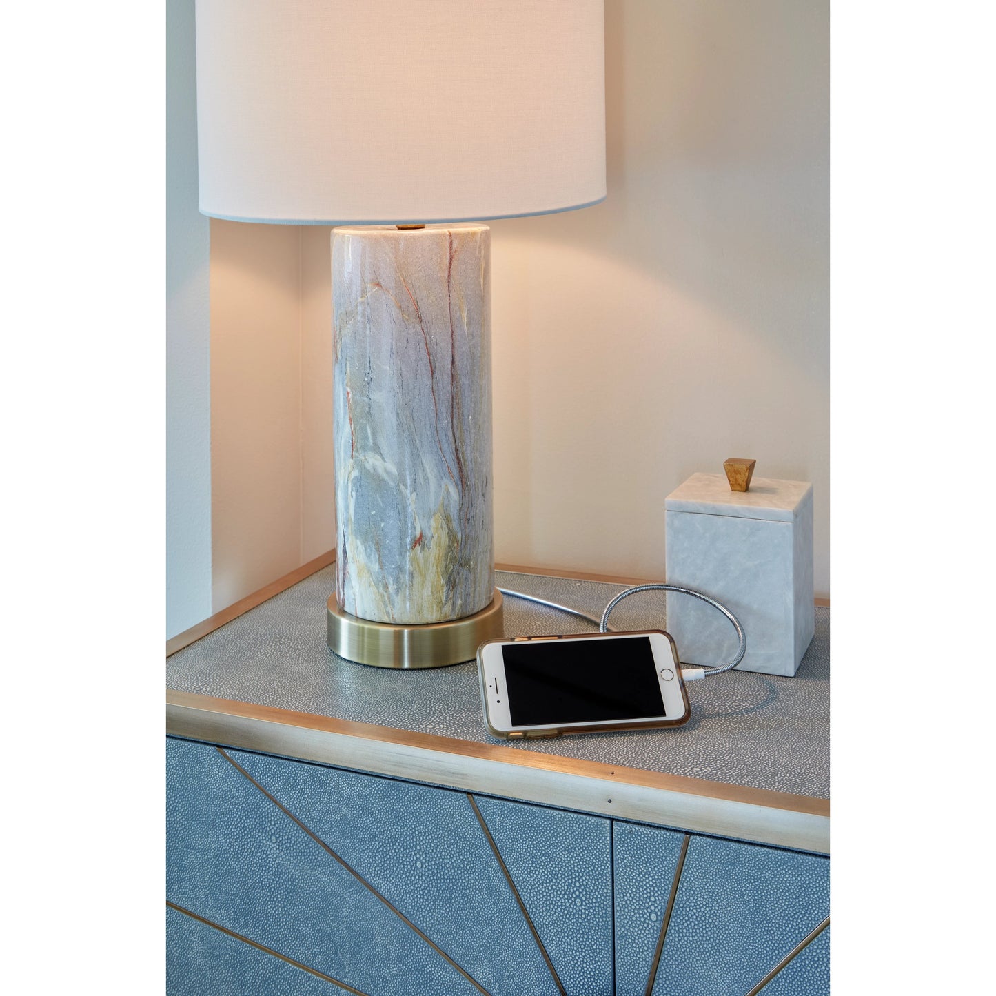 005 SR-386361 | Lifestyle | Scranton Lamp by Wildwood in faux marble glaze, antique brass. Made from ceramic in a modern style.