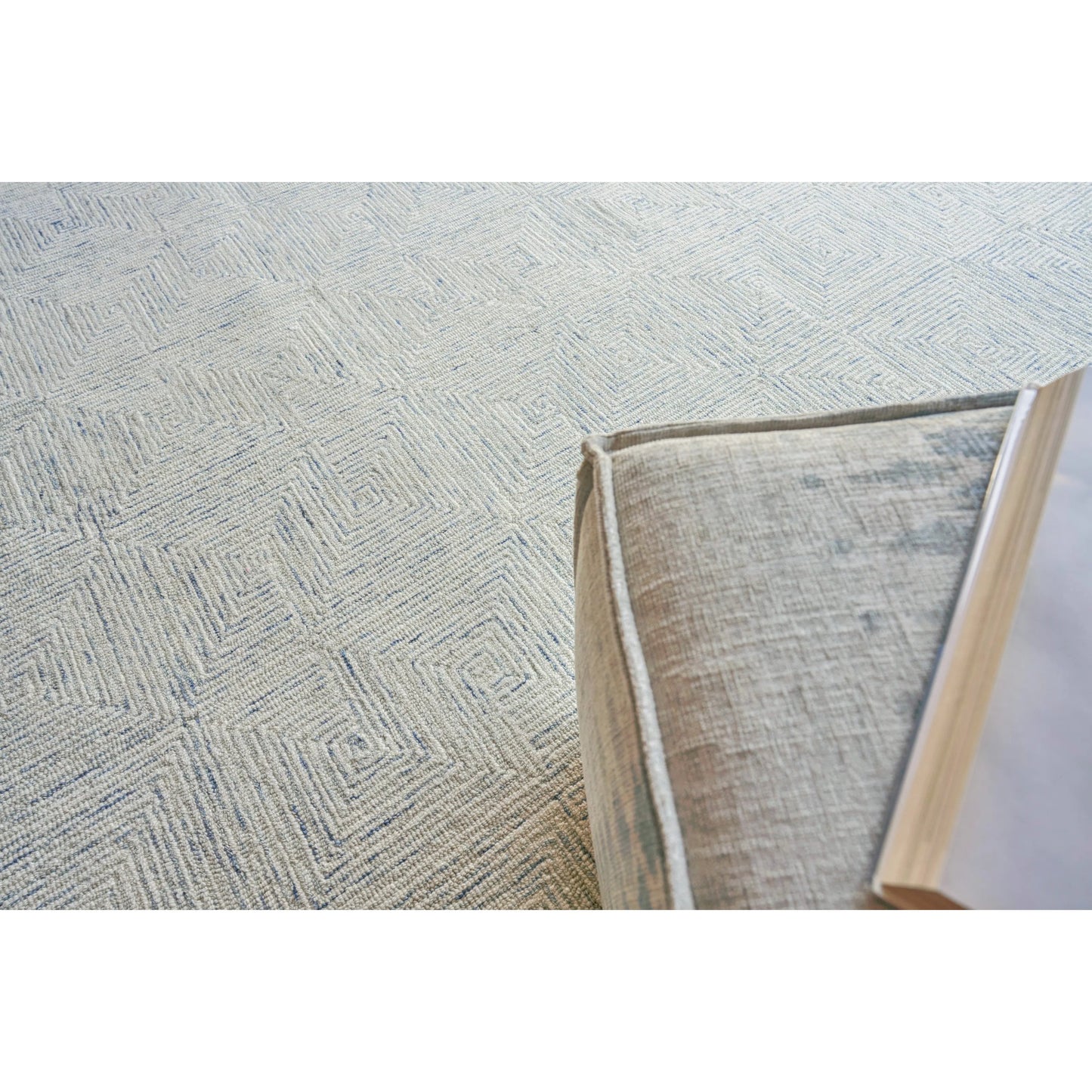 005 SI-2222133 | Additional Silo | Caprice 4771 Rug by Exquisite Rugs in light blue, ivory. Made from new zealand wool in a unique style.