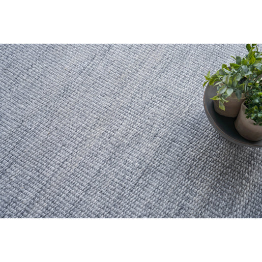 Loro 4857 Rug by Exquisite Rugs in light silver. Made from pet in a unique style.