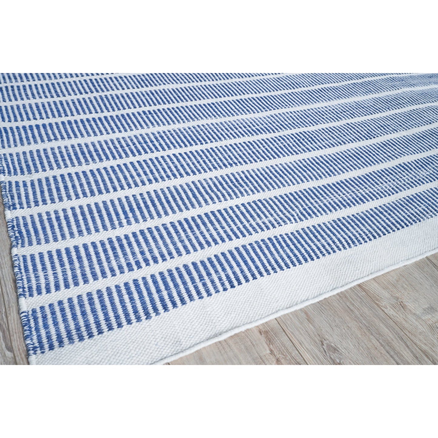 005 SI-2101432,SI-2101433,SI-2101434 | Closeup | Boca 4890 Rug by Exquisite Rugs in ivory, blue. Made from pet yarn in a unique style.