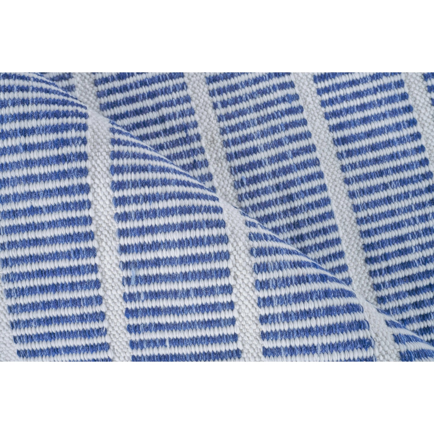 007 SI-2101432,SI-2101433,SI-2101434 | Closeup | Boca 4890 Rug by Exquisite Rugs in ivory, blue. Made from pet yarn in a unique style.