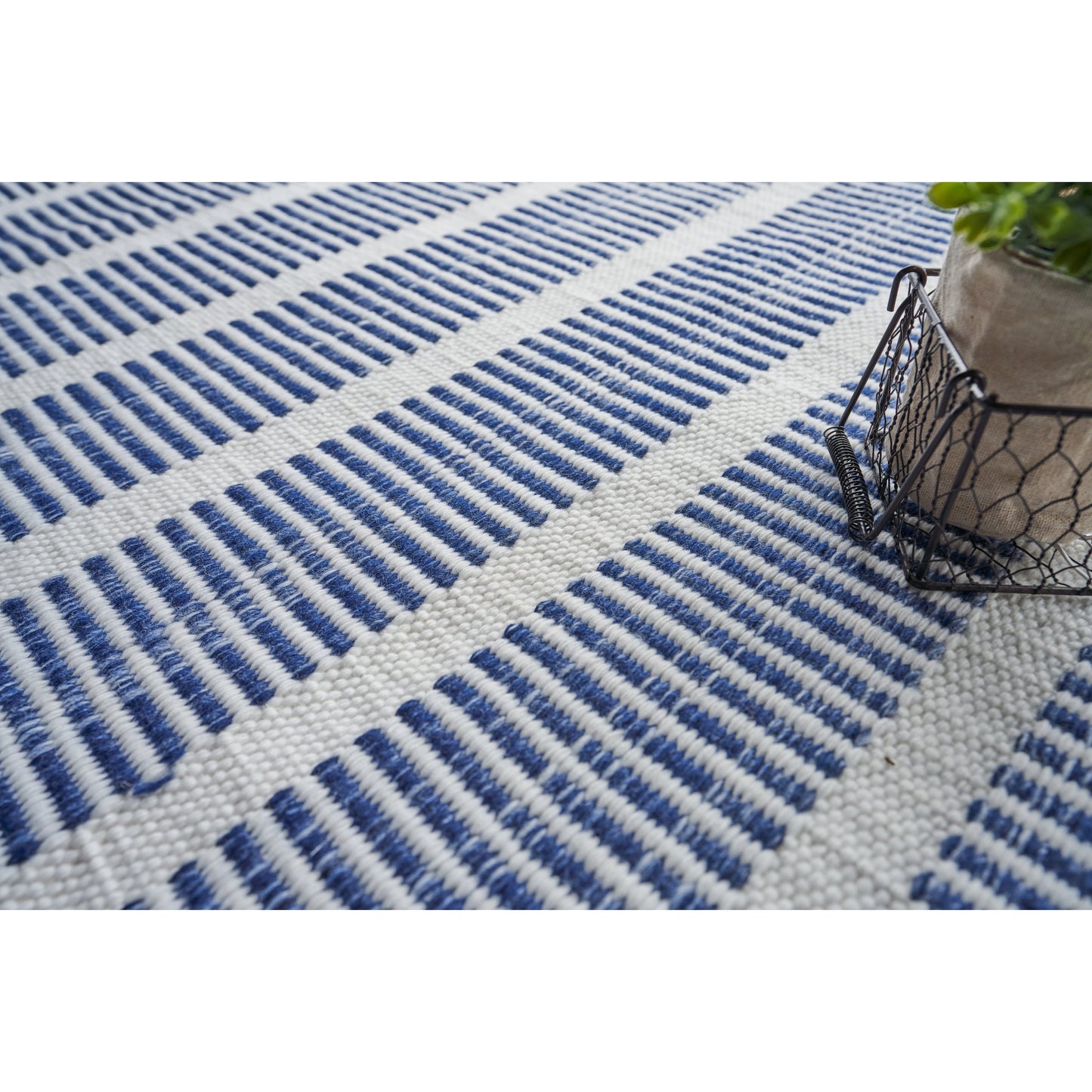 010 SI-2101432,SI-2101433,SI-2101434 | Lifestyle | Boca 4890 Rug by Exquisite Rugs in ivory, blue. Made from pet yarn in a unique style.