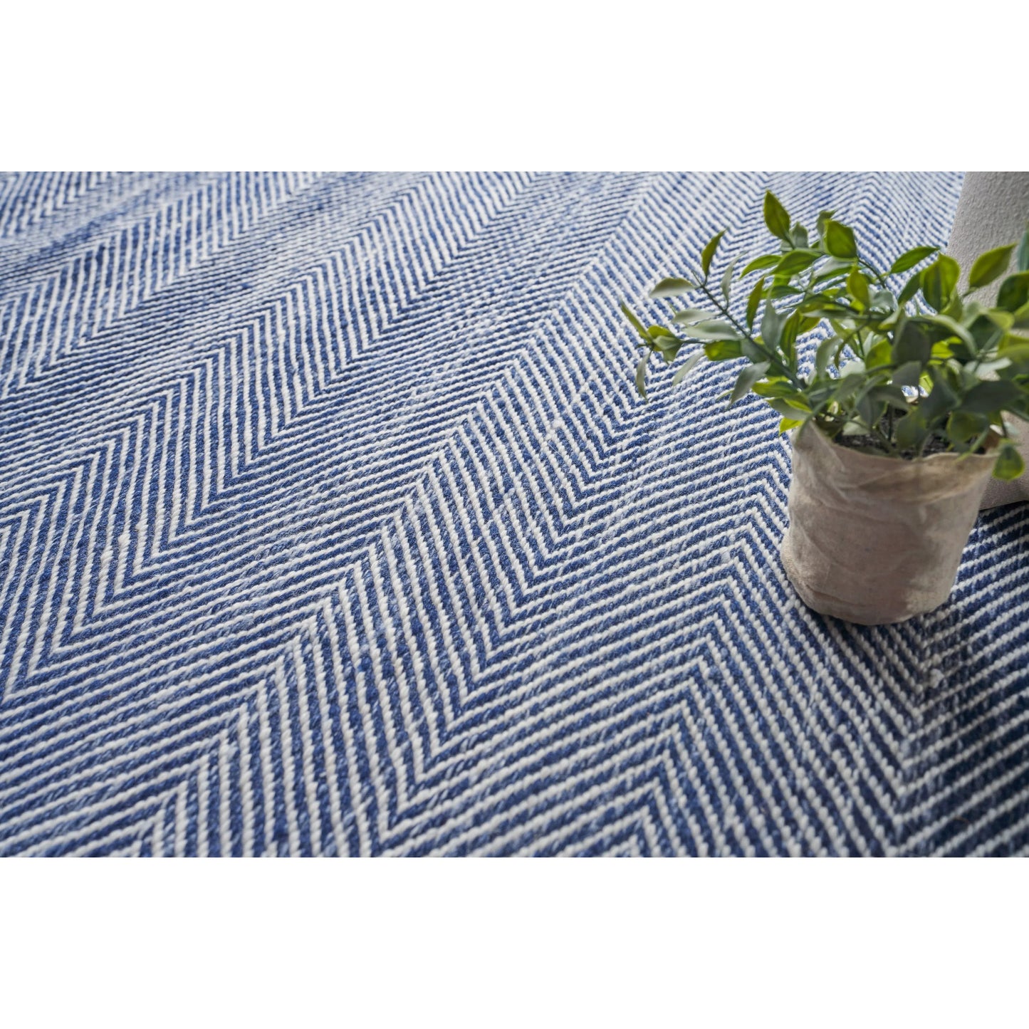 007 SI-2101445,SI-2101446,SI-2222177 | Lifestyle | Bintan 4895 Rug by Exquisite Rugs in ivory, blue. Made from pet yarn in a unique style.