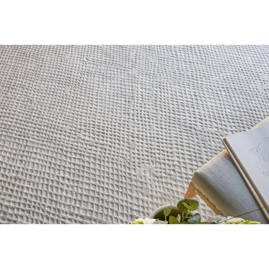 Crescendo 4901 Rug by Exquisite Rugs in white. Made from bamboo silk in a unique style.