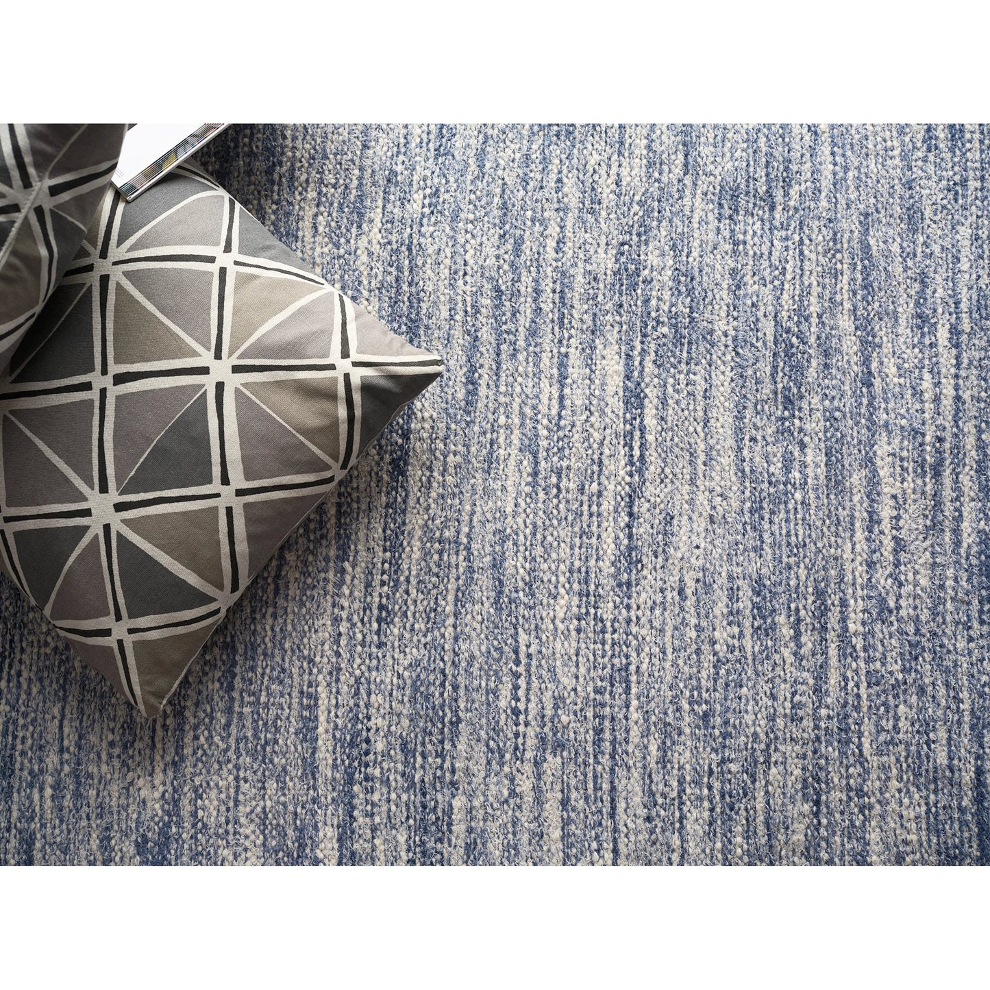 007 SI-2543038,SI-2543039 | Lifestyle | Tranquility 4951 Rug by Exquisite Rugs in blue. Made from wool, mohair in a unique style.