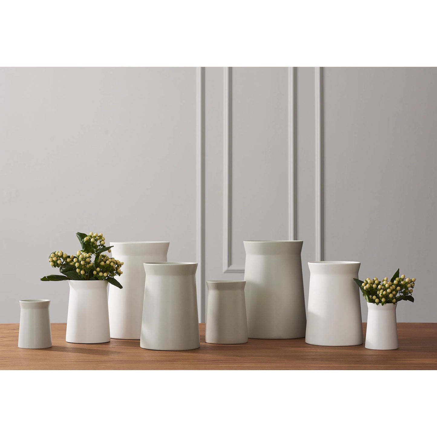 005 SR-702067,SR-702068,SR-702069,SR-702070 | Lifestyle | Soft Curve Vase by Global Views in white. Made from ceramic in a modern style.