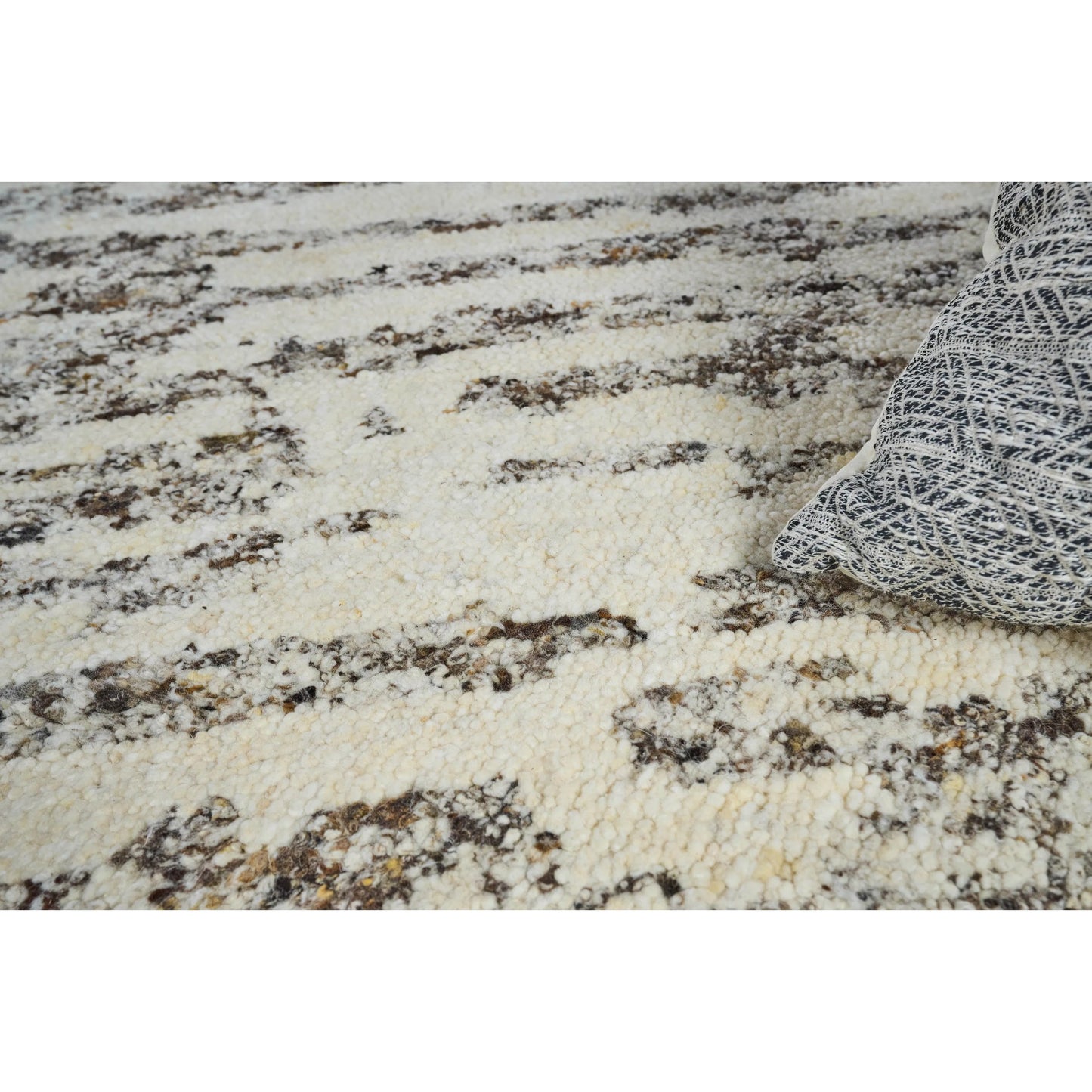 047 SI-2384428 | Lifestyle | Tahoe 5316 Rug by Exquisite Rugs in brown, taupe, ivory. Made from wool in a unique style.