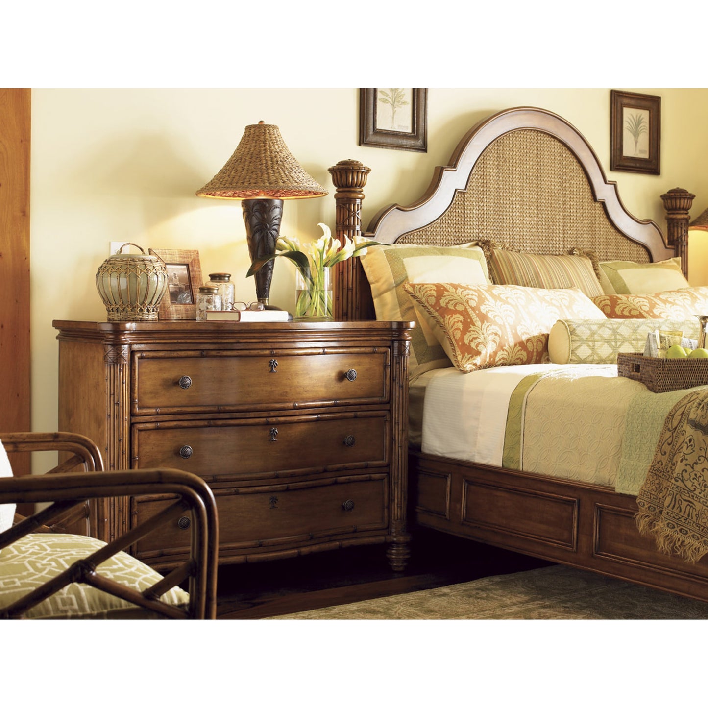 007 SR-836380,SR-836381,SR-836382 | Lifestyle | Round Hill Bed by Tommy Bahama Home. Made from unique in a traditional style.