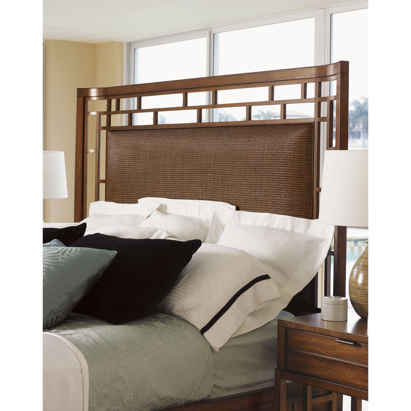 004 SR-836328,SR-836329,SR-836330 | Lifestyle | Paradise Point Bed by Tommy Bahama Home. Made from unique in a transitional style.