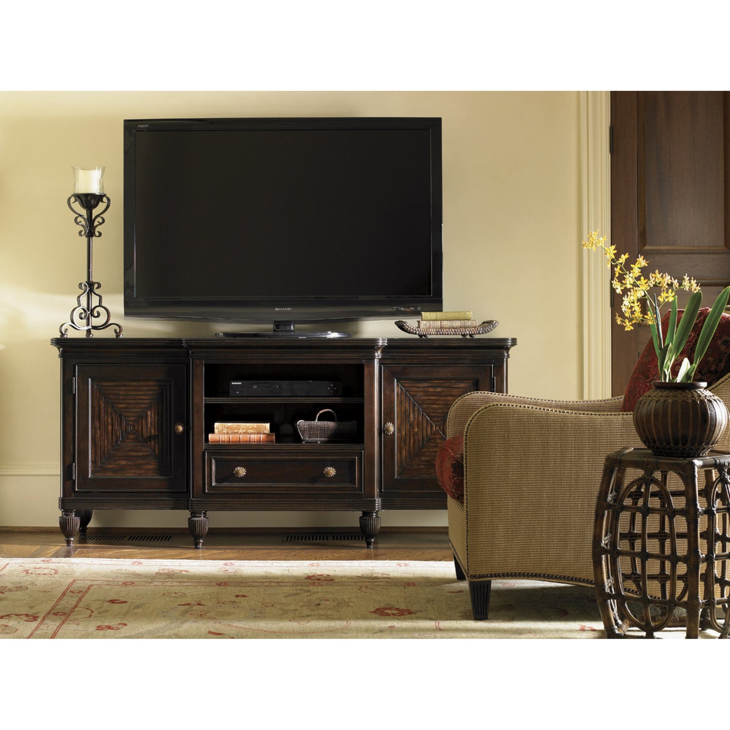 005 SR-836310 | Lifestyle | Oval Reef Accent Table by Tommy Bahama Home. Made from unique in a coastal style.
