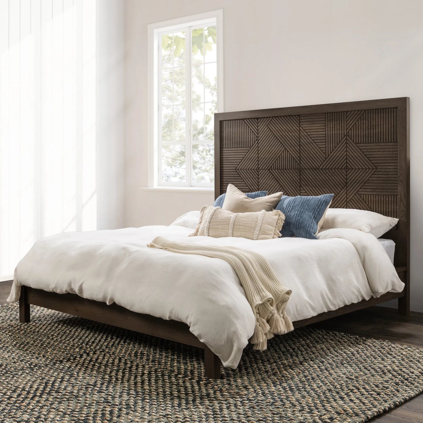 077 SI-2353827 | Lifestyle | Santa Clara Platform Bed by Classic Home in toasted brown. Made from wood, oak veneer in a modern style.