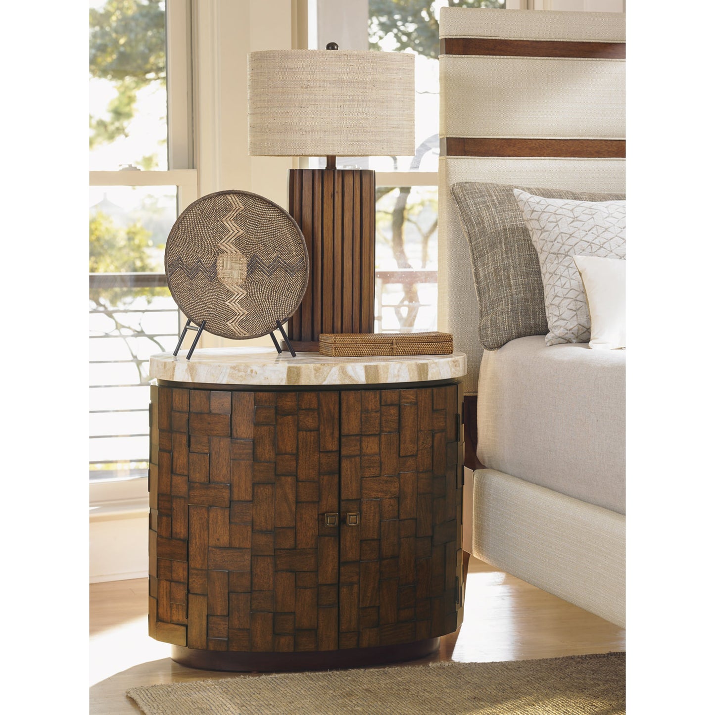 005 SR-835944 | Lifestyle | Banyan Oval Accent Table by Tommy Bahama Home. Made from unique in a coastal style.