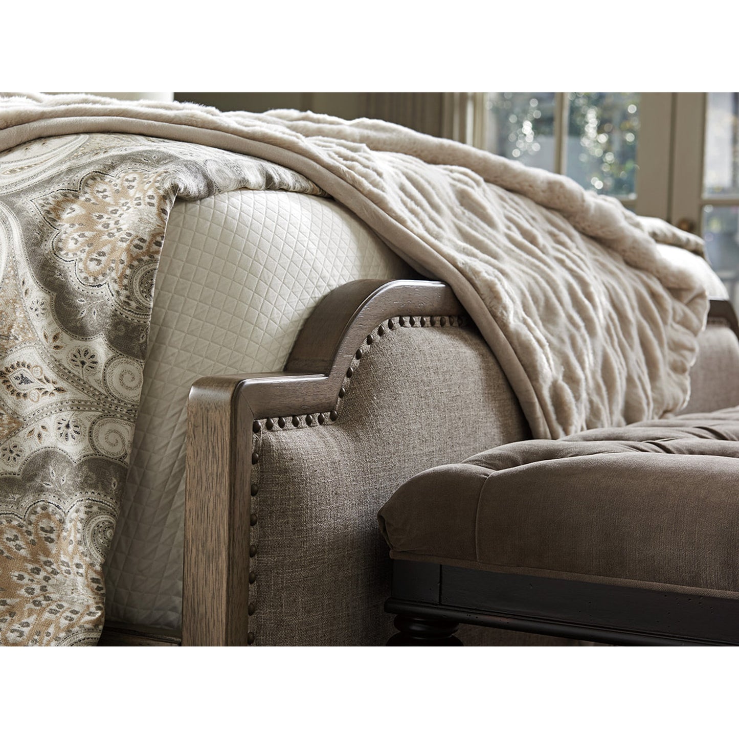 005 SR-836489,SR-836490,SR-836491 | Lifestyle | Stone Harbour Upholstered Bed by Tommy Bahama Home in berwick. Made from unique in a transitional style.