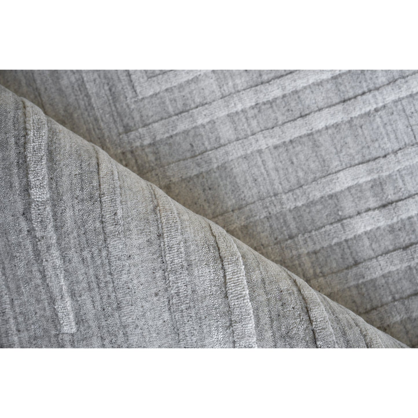 004 SI-2138076,SI-2138077,SI-2138078,SI-2138079,SI-2138080,SI-2138081,SI-2293838 | Closeup | Castelli 5627 Rug by Exquisite Rugs in light gray. Made from bamboo silk, new zealand wool in a unique style.