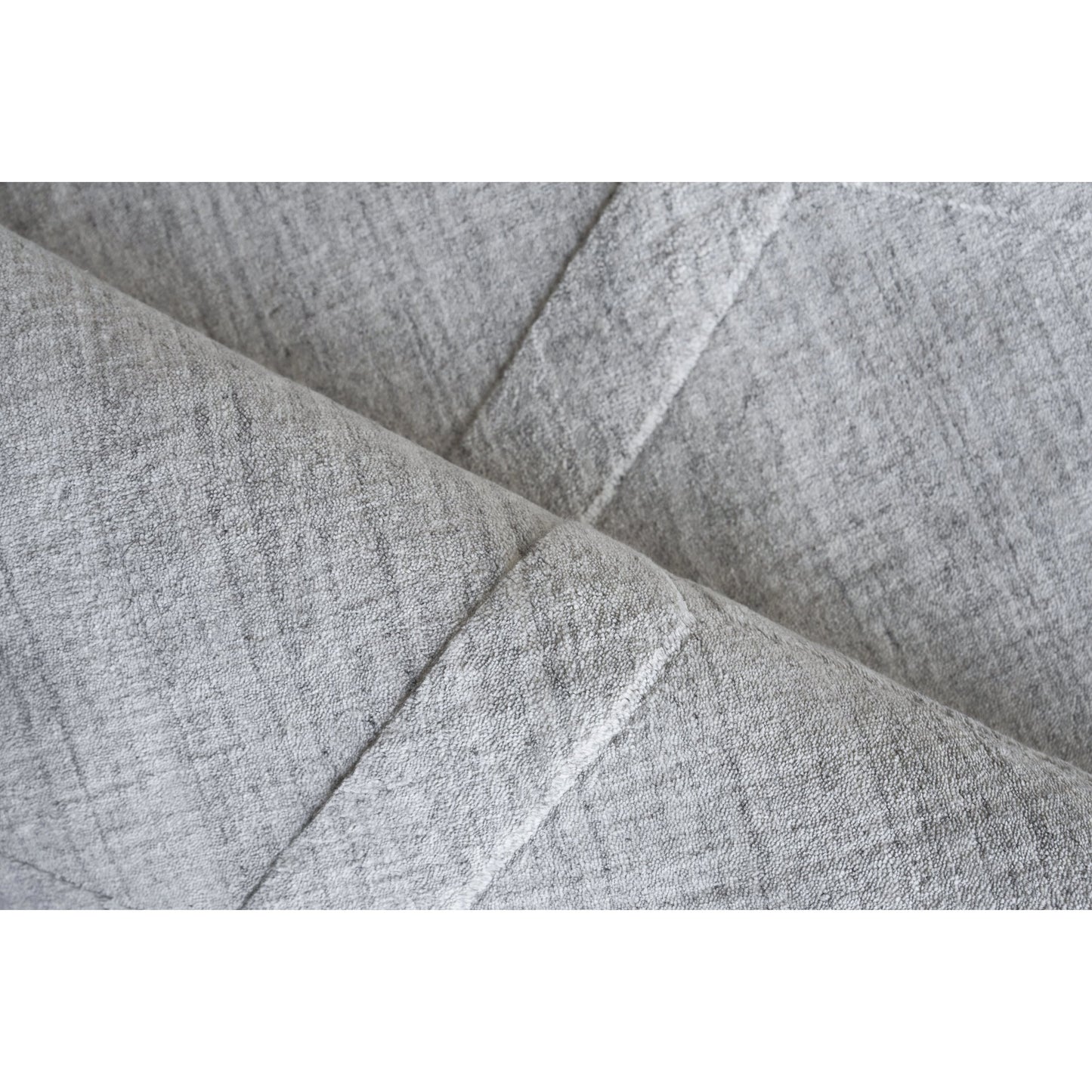 004 SI-2138094,SI-2138095,SI-2138096,SI-2138097,SI-2138098,SI-2138099,SI-2293841 | Closeup | Castelli 5630 Rug by Exquisite Rugs in light silver. Made from bamboo silk, new zealand wool in a unique style.