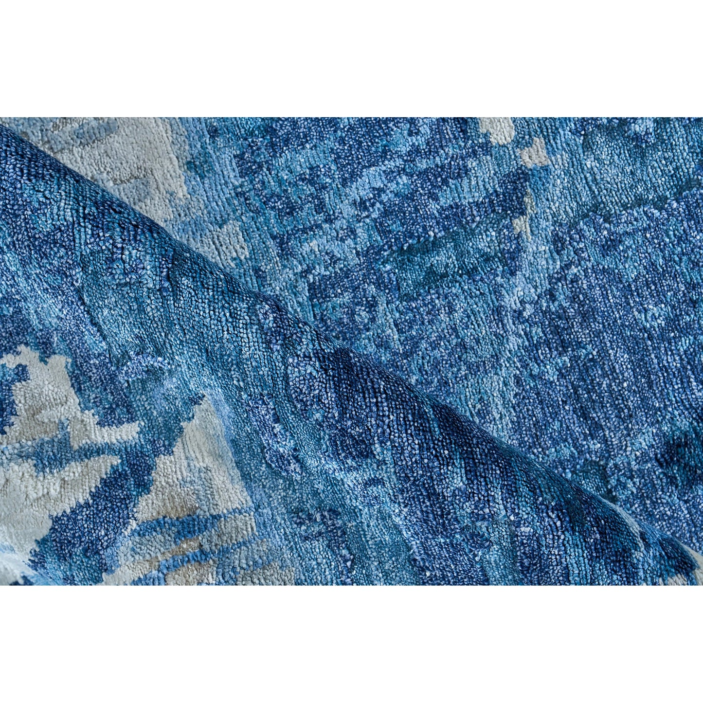 004 SI-2101777,SI-2101778,SI-2101779,SI-2101780,SI-2101781,SI-2101782 | Closeup | Floor Art 5709 Rug by Exquisite Rugs in ivory, dark blue. Made from bamboo silk in a unique style.