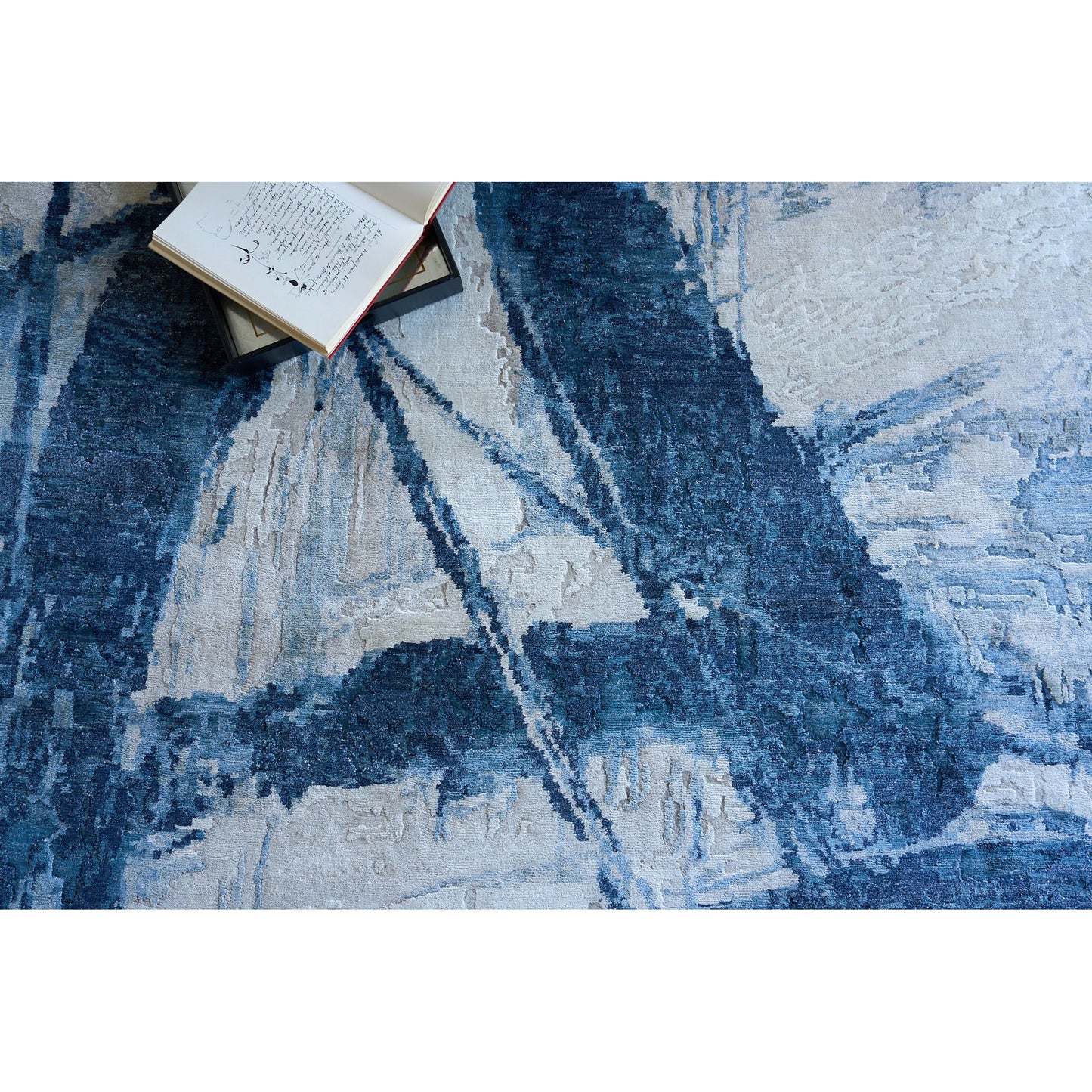 006 SI-2101777,SI-2101778,SI-2101779,SI-2101780,SI-2101781,SI-2101782 | Lifestyle | Floor Art 5709 Rug by Exquisite Rugs in ivory, dark blue. Made from bamboo silk in a unique style.