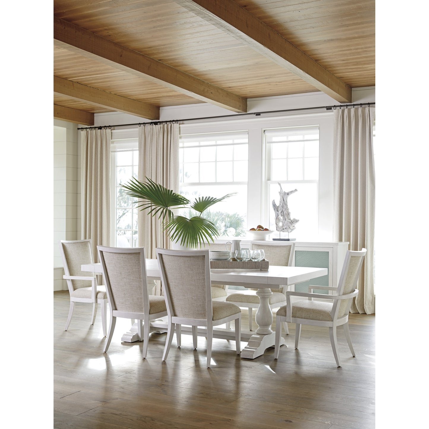 003 SR-836001 | Lifestyle | Captiva Dining Table by Tommy Bahama Home. Made from unique in a transitional style.