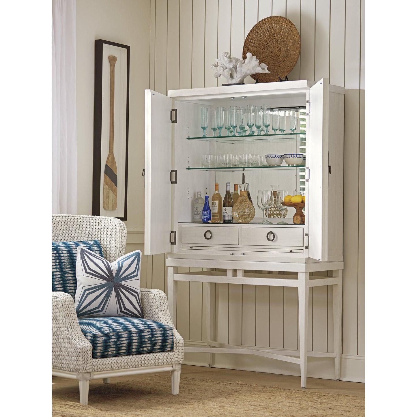 004 SR-836170 | Lifestyle | Jensen Beach Bar by Tommy Bahama Home in white. Made from unique in a transitional style.