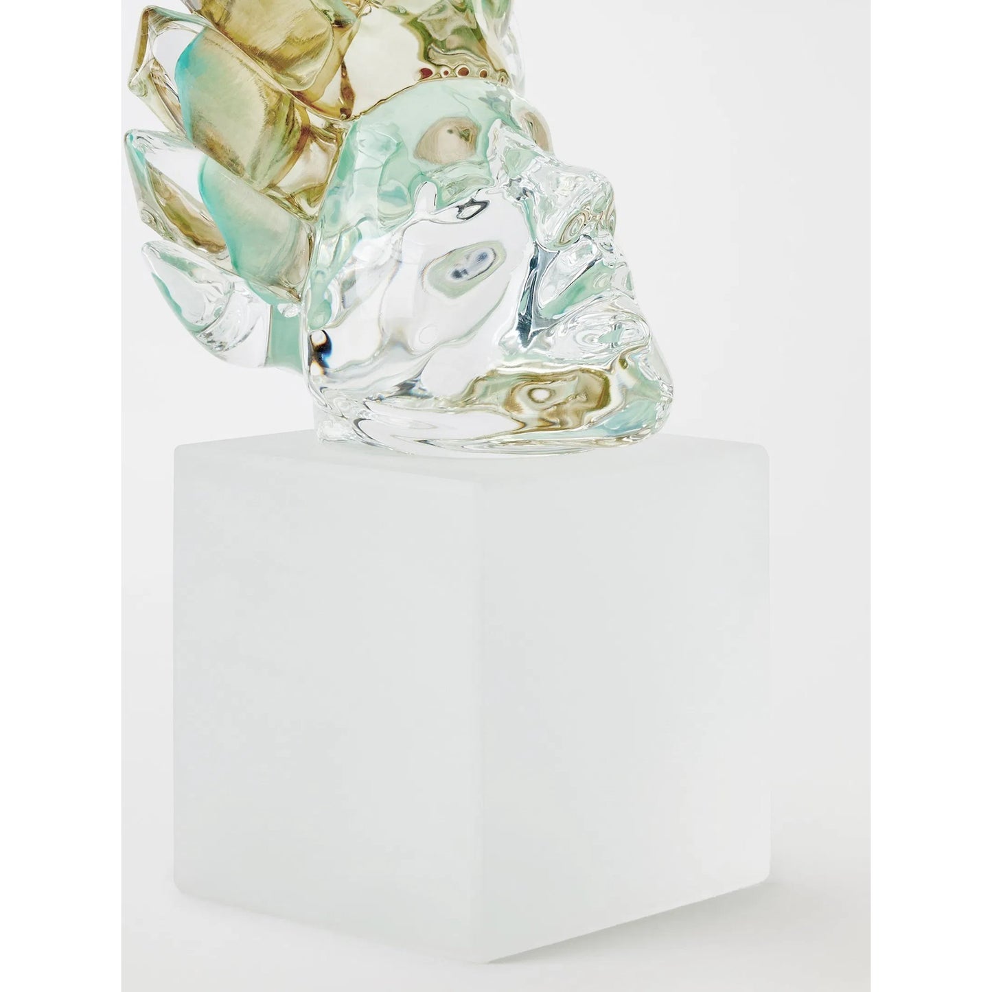 002 SI-2523830 | Closeup | Royal Portrait II by Global Views in scallop crown. Made from artglass in a eclectic & global style.