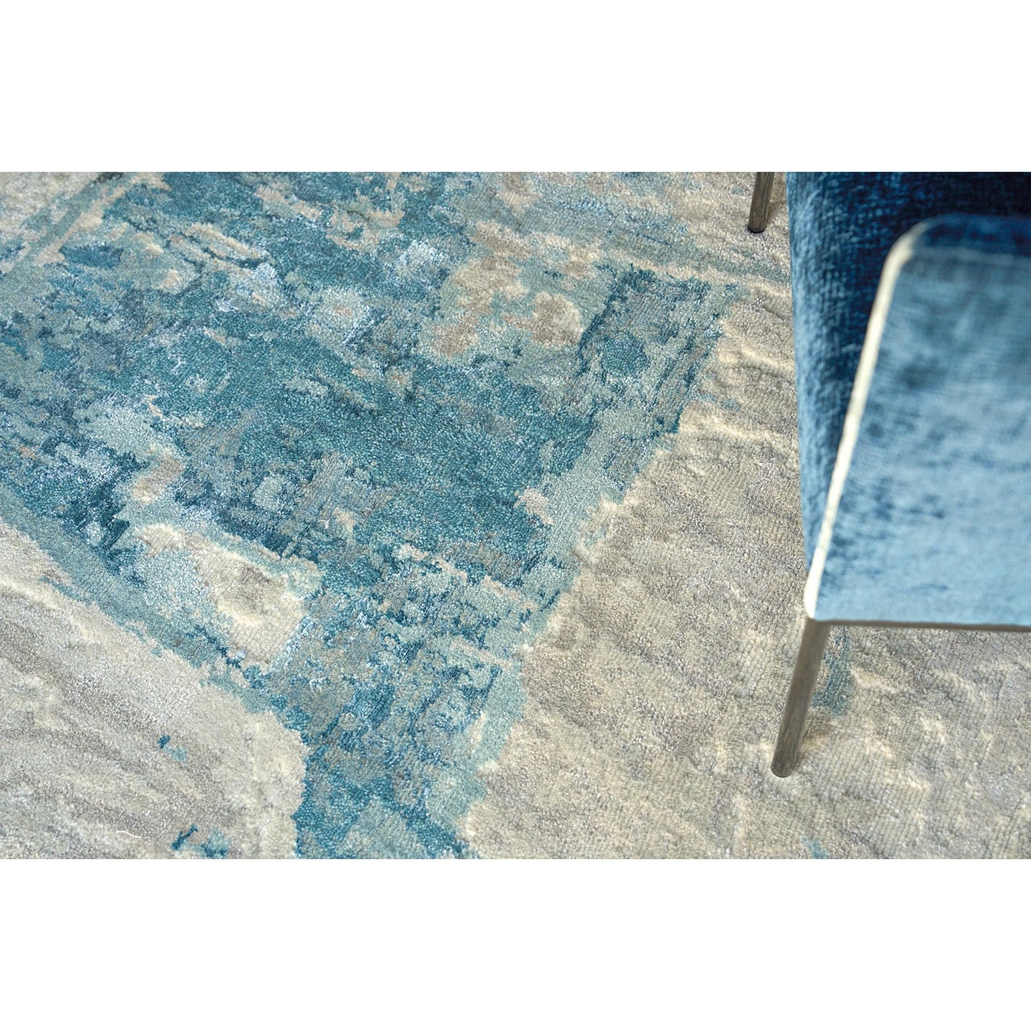 007 SI-2384617,SI-2384618 | Lifestyle | Luxury Laureno 6316 Rug by Exquisite Rugs in ivory, light blue. Made from bamboo silk in a unique style.
