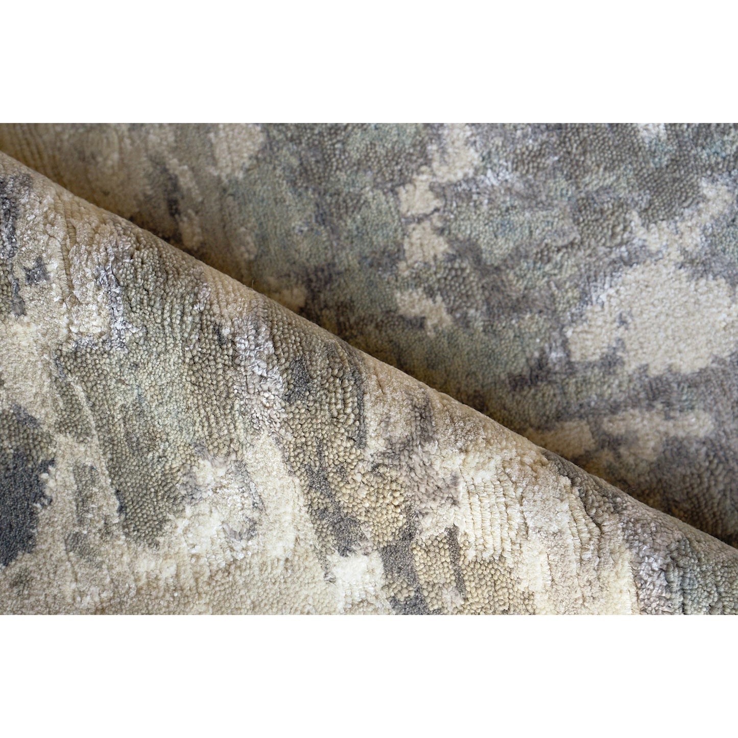 004 SI-2138670,SI-2138671 | Closeup | Luxury Laureno 6318 Rug by Exquisite Rugs in ivory, gray. Made from bamboo silk in a unique style.