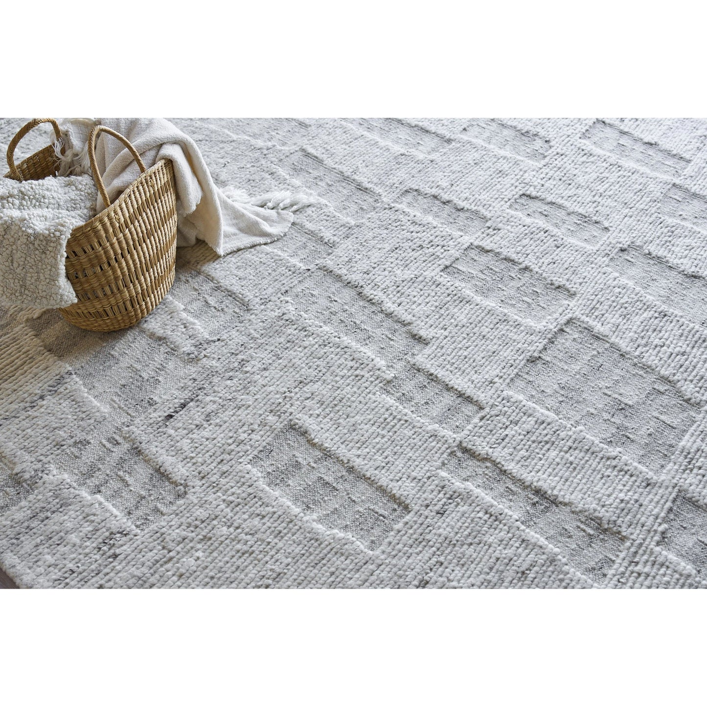 005 SI-2138149,SI-2138150,SI-2138151,SI-2138152,SI-2138153,SI-2293898 | Closeup | Canyon 6428 Rug by Exquisite Rugs in silver. Made from new zealand wool in a unique style.