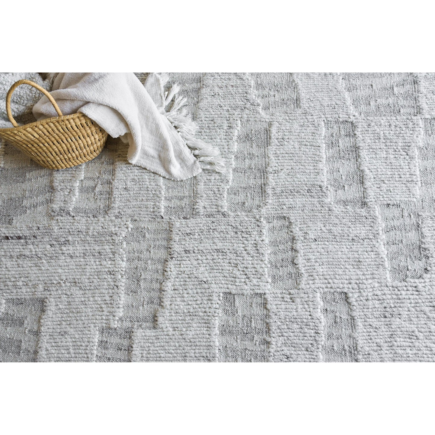 006 SI-2138149,SI-2138150,SI-2138151,SI-2138152,SI-2138153,SI-2293898 | Closeup | Canyon 6428 Rug by Exquisite Rugs in silver. Made from new zealand wool in a unique style.