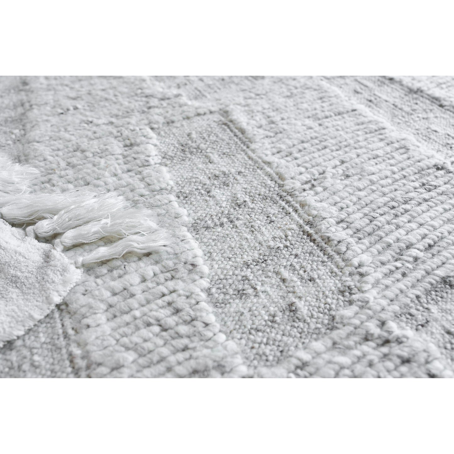 007 SI-2138149,SI-2138150,SI-2138151,SI-2138152,SI-2138153,SI-2293898 | Closeup | Canyon 6428 Rug by Exquisite Rugs in silver. Made from new zealand wool in a unique style.