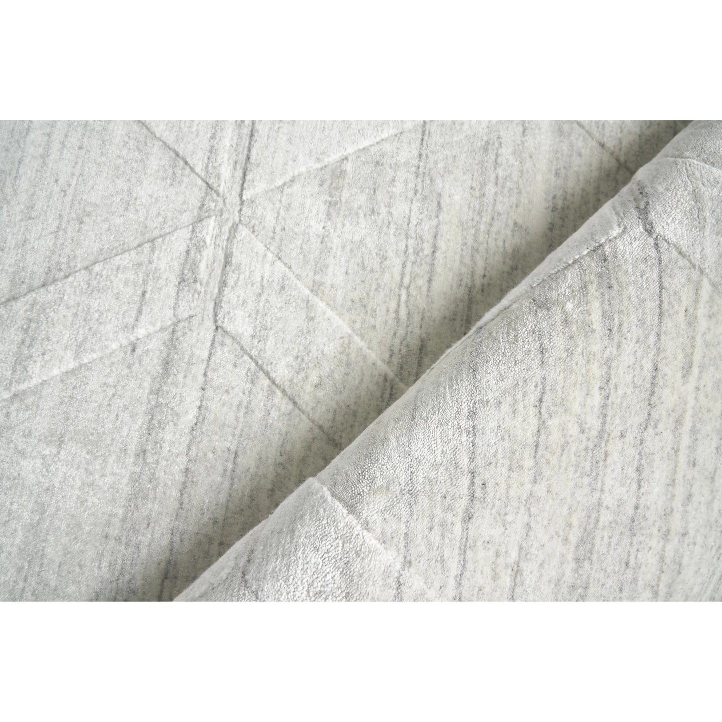 004 SI-2385396,SI-2385397,SI-2385398,SI-2385399,SI-2385400,SI-2385401 | Closeup | Lotus Pattern Rug by Exquisite Rugs in ivory. Made from wool, bamboo silk in a unique style.