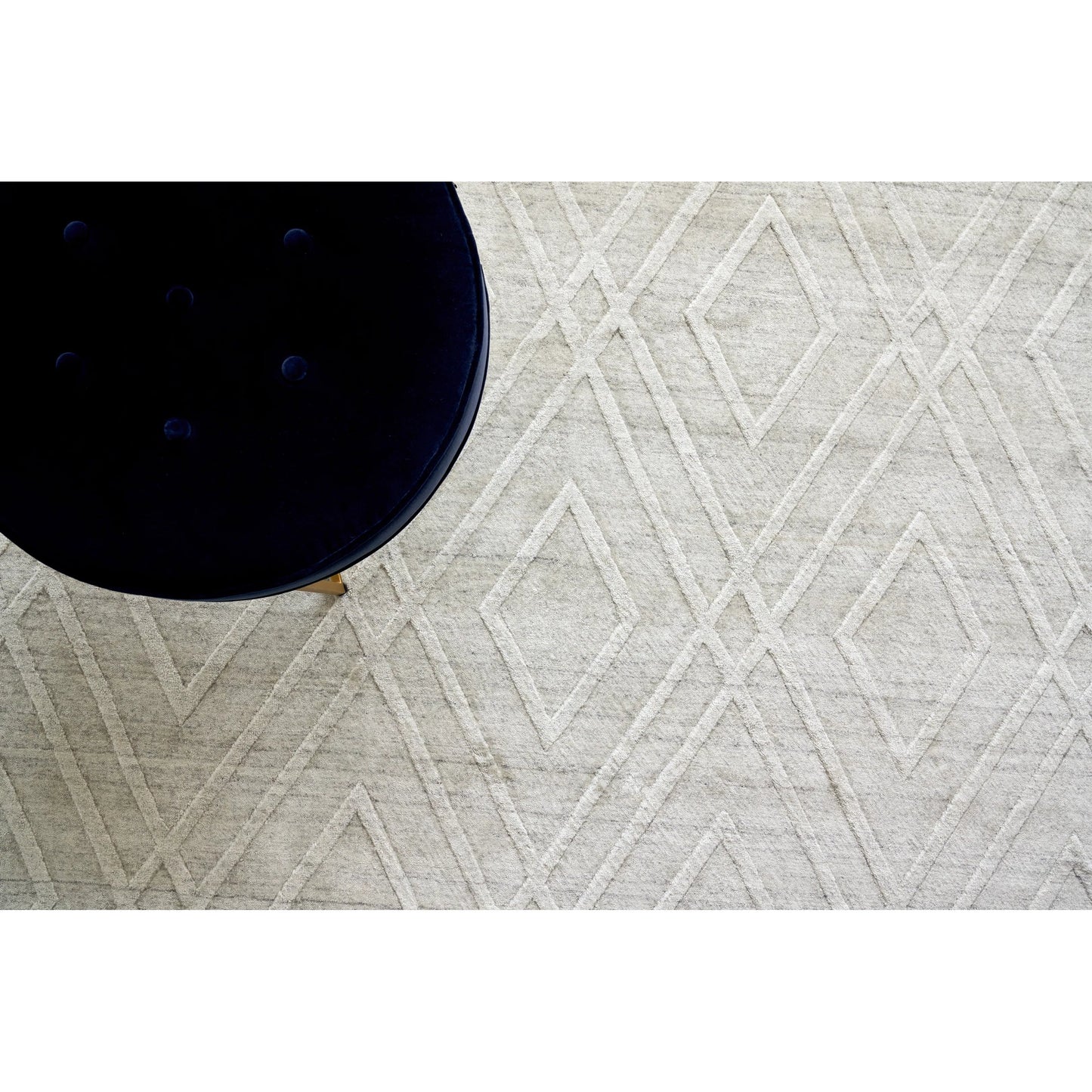 006 SI-2385405,SI-2385406,SI-2385407 | Lifestyle | Lotus Rug by Exquisite Rugs in ivory. Made from wool, bamboo silk in a unique style.
