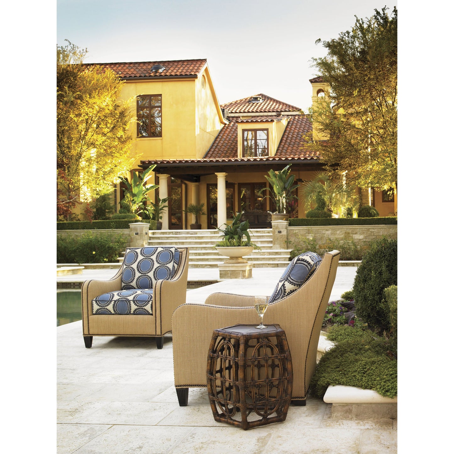 004 SR-836310 | Lifestyle | Oval Reef Accent Table by Tommy Bahama Home. Made from unique in a coastal style.