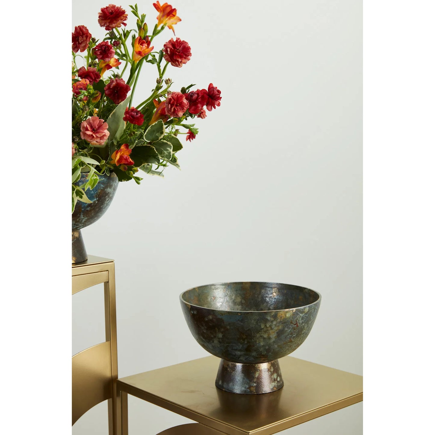 003 SI-2263985 | Lifestyle | Edinburgh Compote by Accent Decor in bronze. Made from metal in a unique style.
