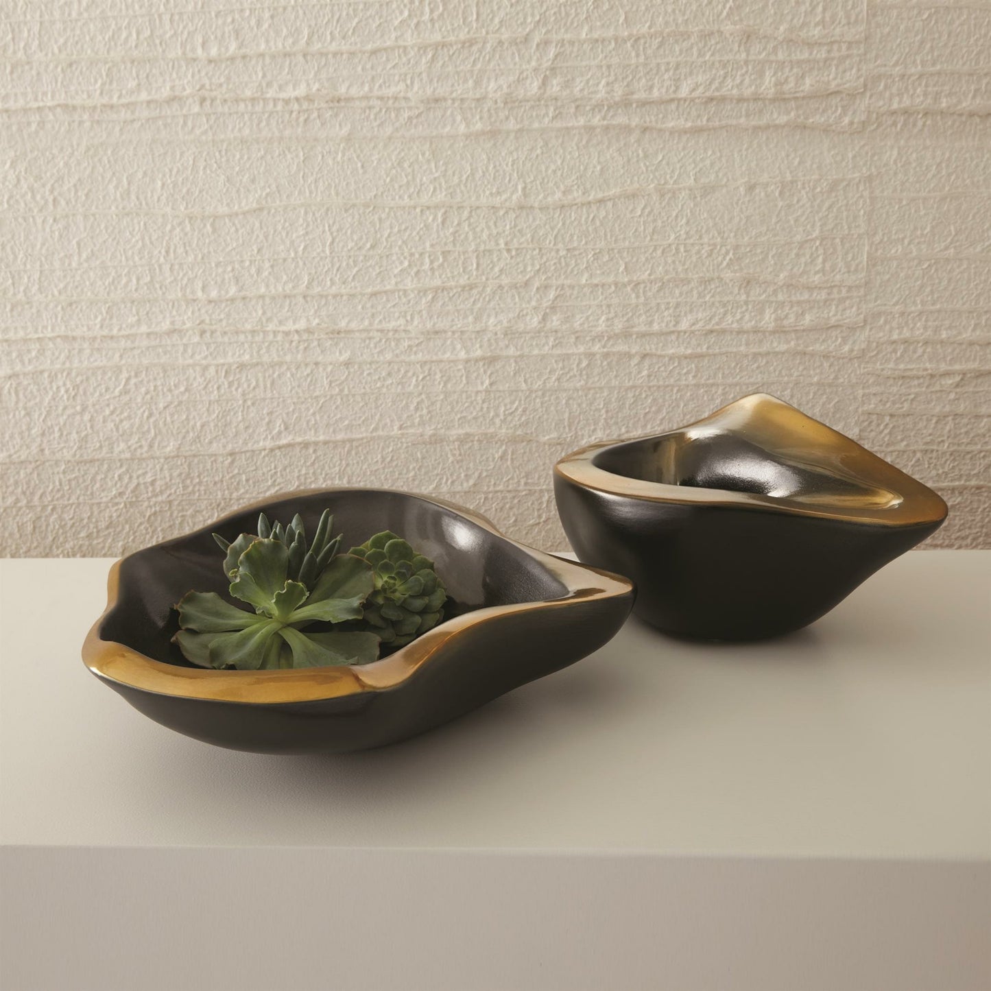 004 SR-827755,SR-827756 | Lifestyle | Formation Bowl by Global Views in black, gold. Made from ceramic in a eclectic & global style.