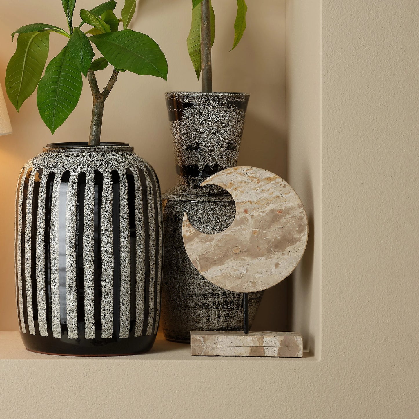 005 SI-2146411 | Lifestyle | Crescent Marble Stand by Jamie Young in cream. Made from marble, metal: iron in a modern style.