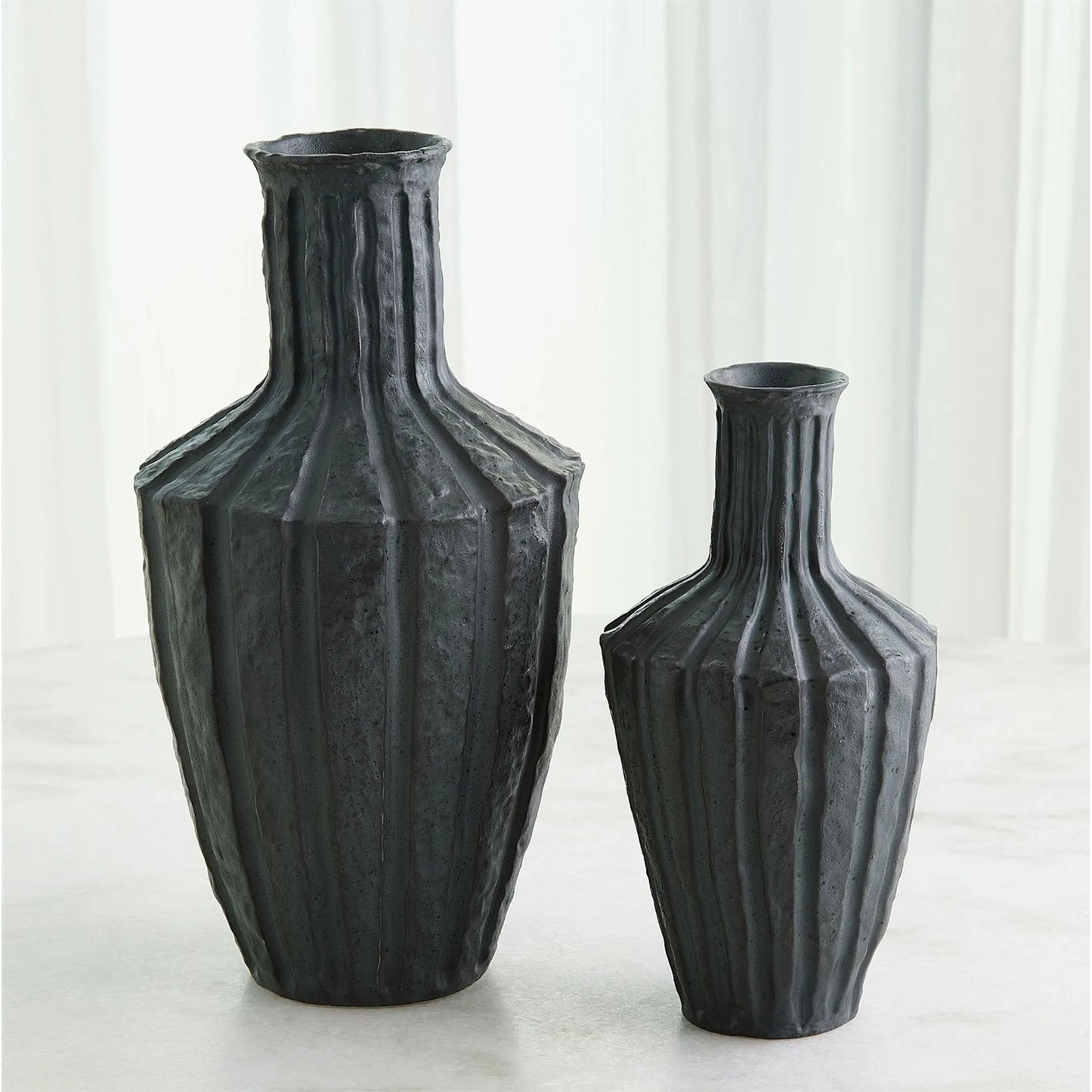 009 SI-2323510,SI-2323511 | Lifestyle | Emperor Vase by Global Views in black. Made from unique in a unique style.